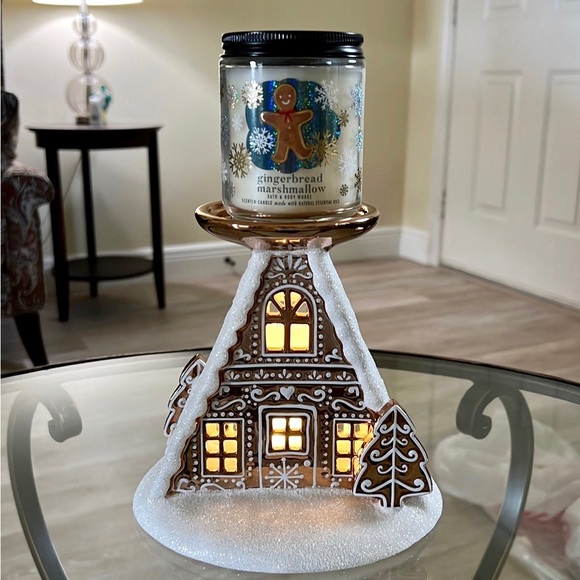 Bath & Body Works Gingerbread House Candle Holder LIGHTS UP - Picture 2 of 6